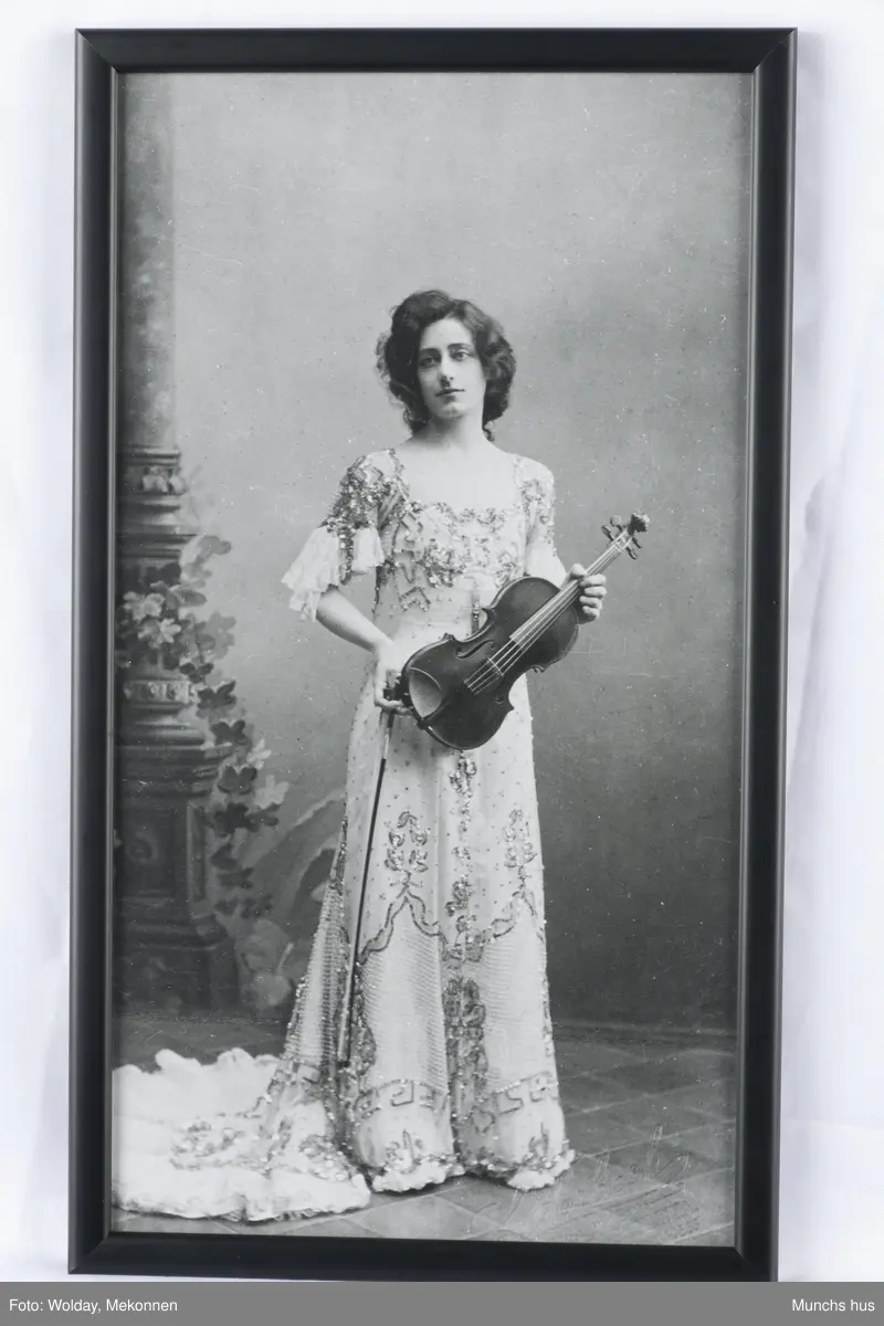 Eva Mudocci (1872-1952). Hennes fødenavn navn Evangeline Hope Muddock. Hun var en engelsk fiolinist og pianist. Hun møtte Edvard Munch i Paris, i 1903  under en av sine turneer i Europa.