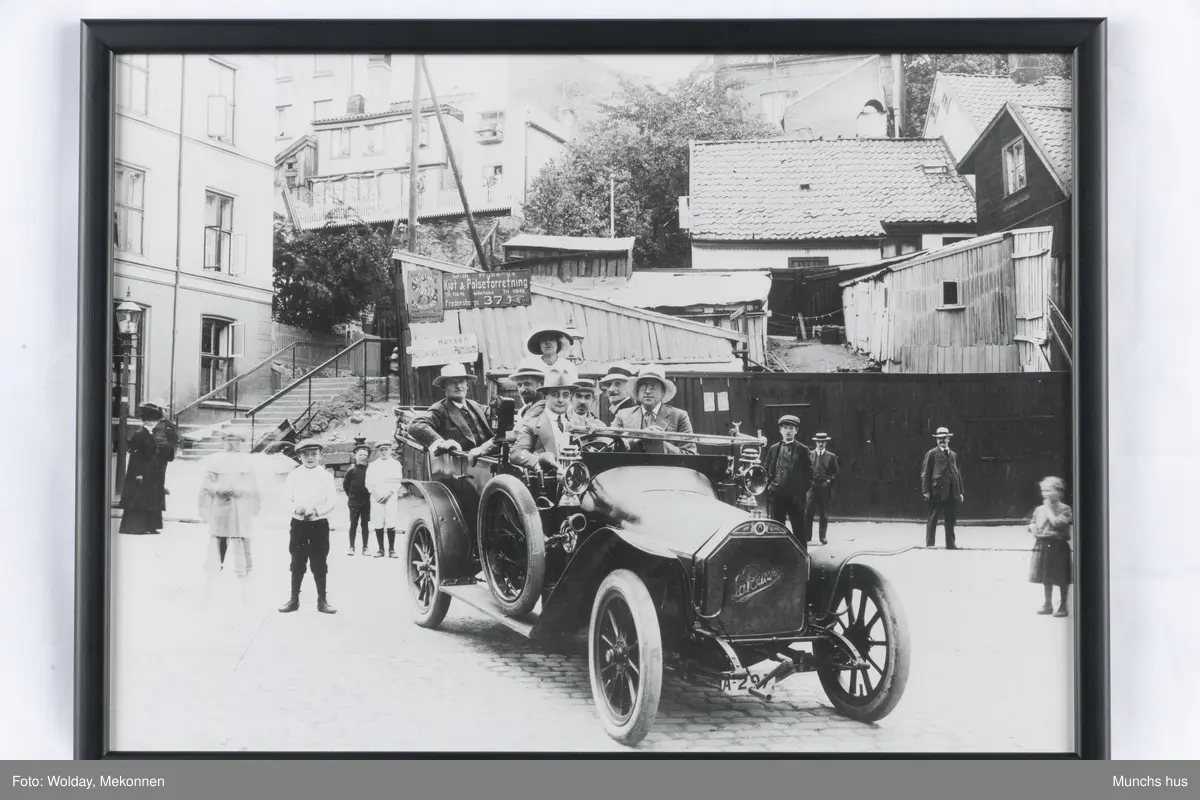 Biltur i Kristiania (ant.) 1913. Curt Glaser bak rattet. Gierløff ved siden av. Fru Glaser, Edvard Munch, Kollmann, Jappe Nielsen, og Ludvig Ravensberg.