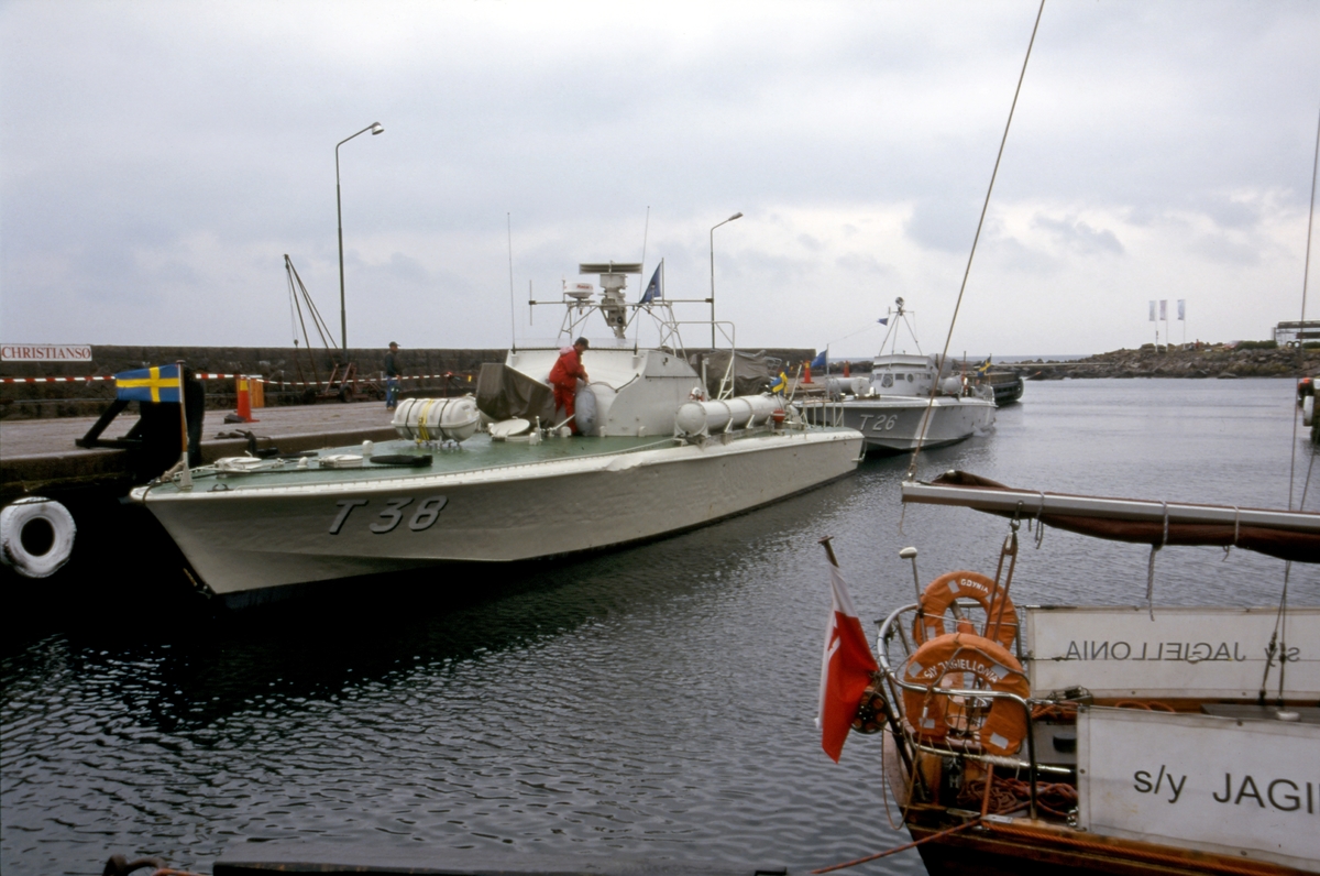 T38 och T25 liggande i hamn på Christiansö, Danmark