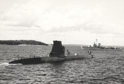 Ubåt i ytläge med delar av besättningen på däck och i tornet