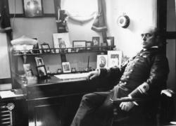 Gisiko vid skrivbord