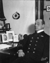 Sekonden Gisiko vid skrivbord