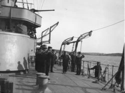 Sjömän uppställda på rad. Mottagande av viceamiralen