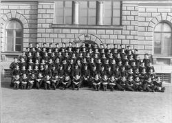 Gruppbild utanför skeppsgossekasernen