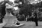 Kransnedläggning vid minnes-monumentet över Drottning Astrid av Belgien.