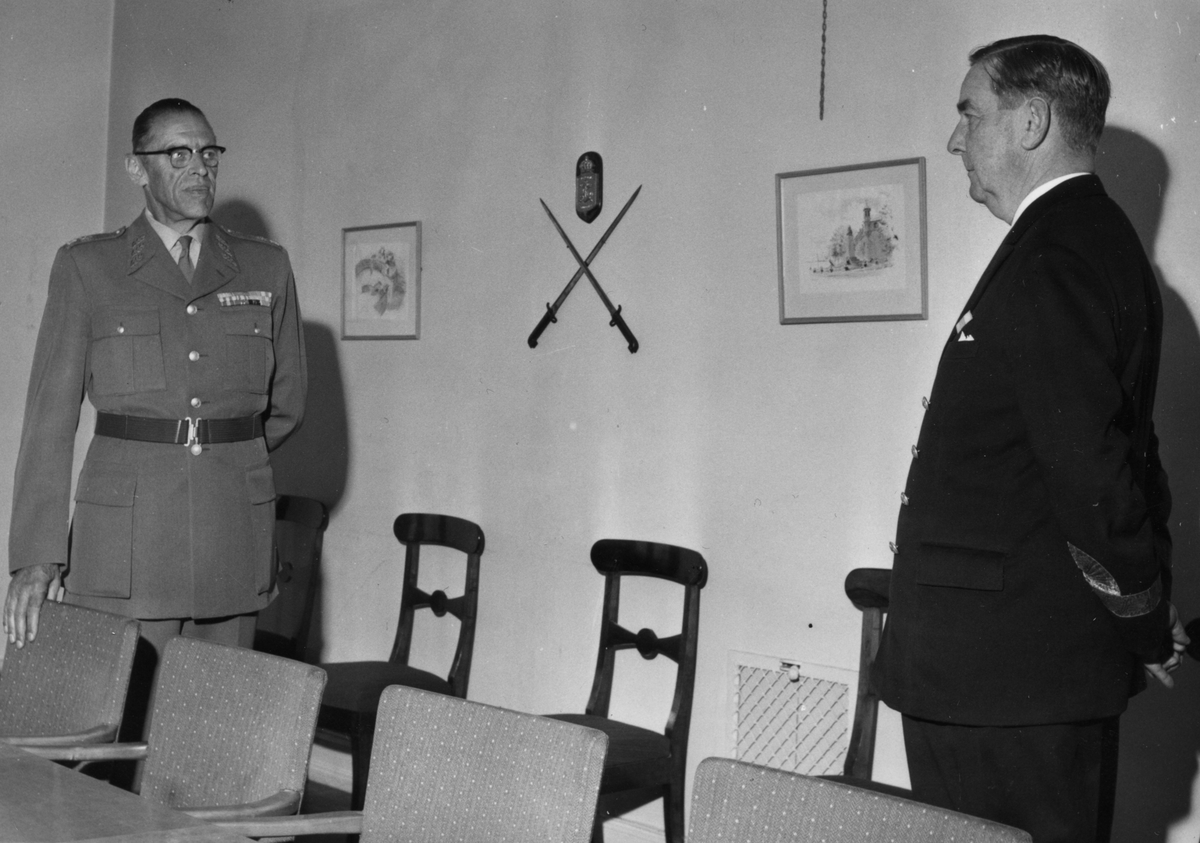Amiral Lagerman och general Tamm i samtal.