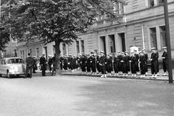 Militärmusiker framför Kanslihuset i Karlskrona