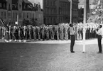 Bilden visar en flagghalning på stortorget i Karlskrona.