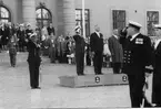 Bilden visar en militär ceremonie framför rådhuset i Karlskrona.