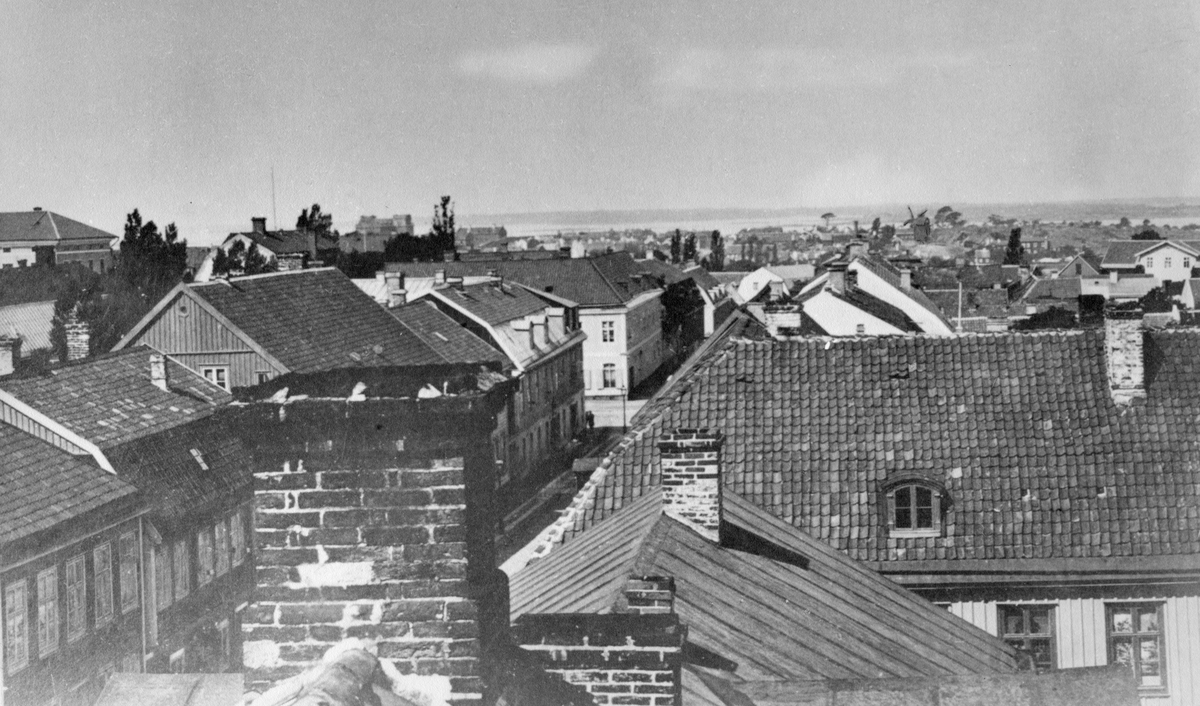 Ronneby väster ut från fastigheter nr 28 Obs väderkvarnen på Möllebacken längst till v. Skymtar rådhuset 1885.