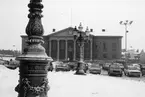 Mitten på lyktstolpen på stortorget i Karlskrona vid vintertid.