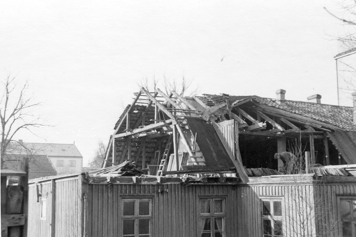 Rivning av Wrangelska huset vid Alamedan april 1956.