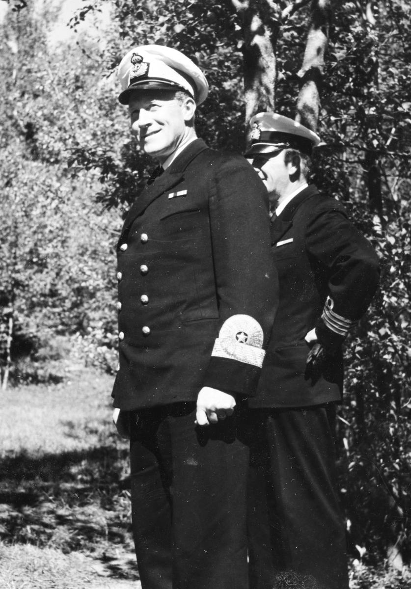 Två militärer i parken.