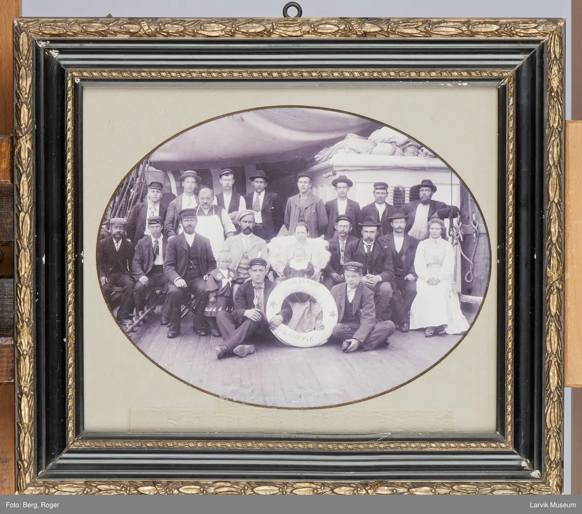 Mannskapet på EXCELSIOR i London sommeren 1899. Hun losset yarrahwoodbjelker fra Australia og tok inn ballast for reise til Østersjøen.