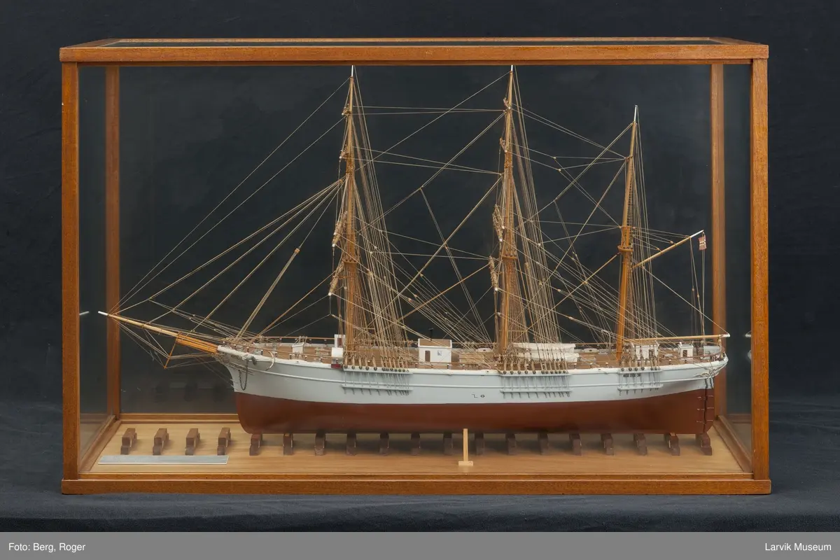 Helmodell bark "Excelsior" av Larvik i glasskasse