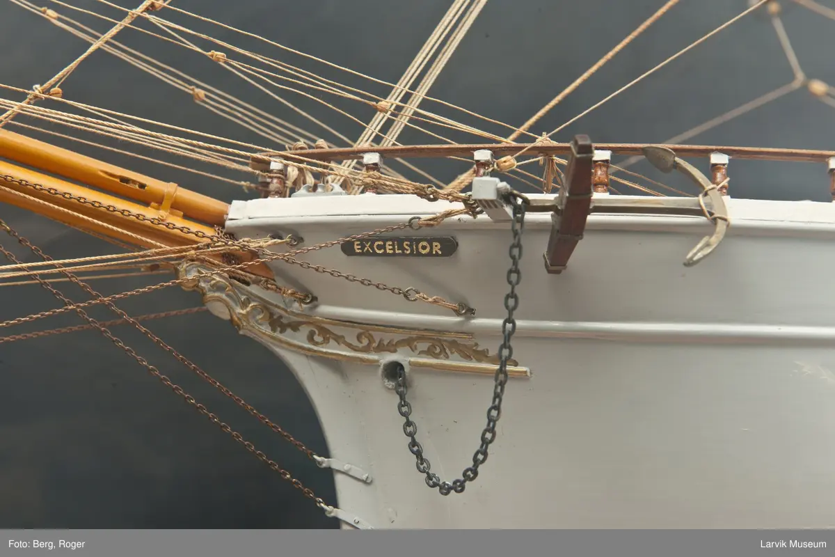 Helmodell bark "Excelsior" av Larvik i glasskasse