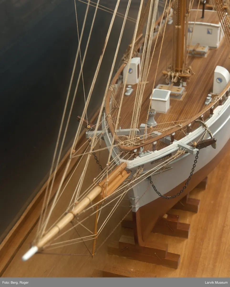 Helmodell bark "Excelsior" av Larvik i glasskasse