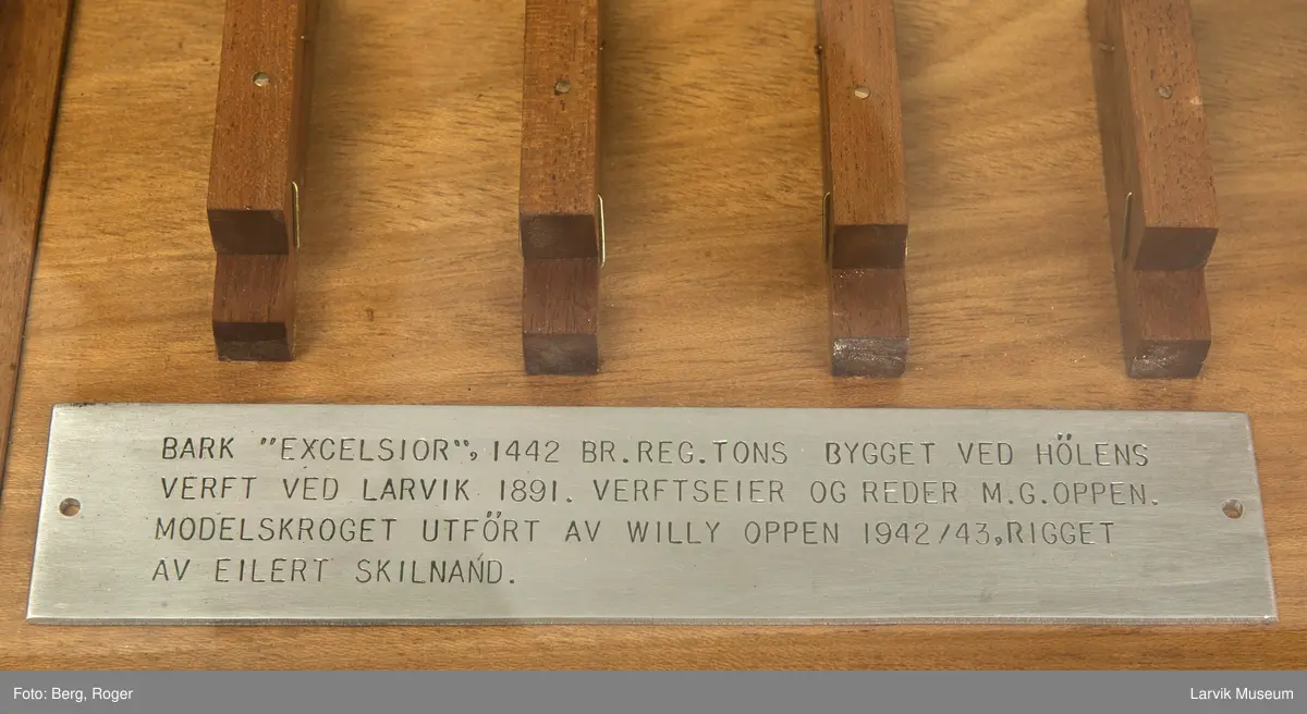 Helmodell bark "Excelsior" av Larvik i glasskasse