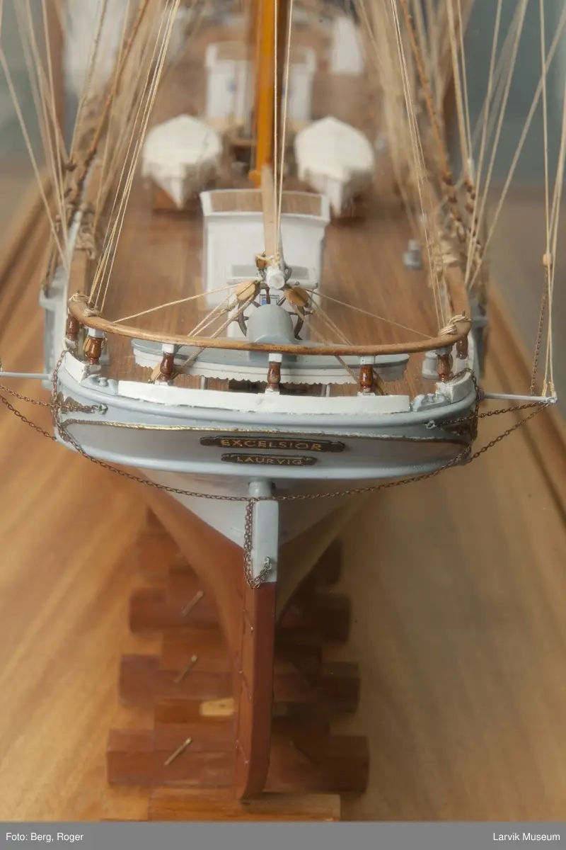 Helmodell bark "Excelsior" av Larvik i glasskasse