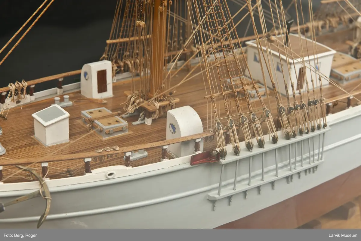 Helmodell bark "Excelsior" av Larvik i glasskasse