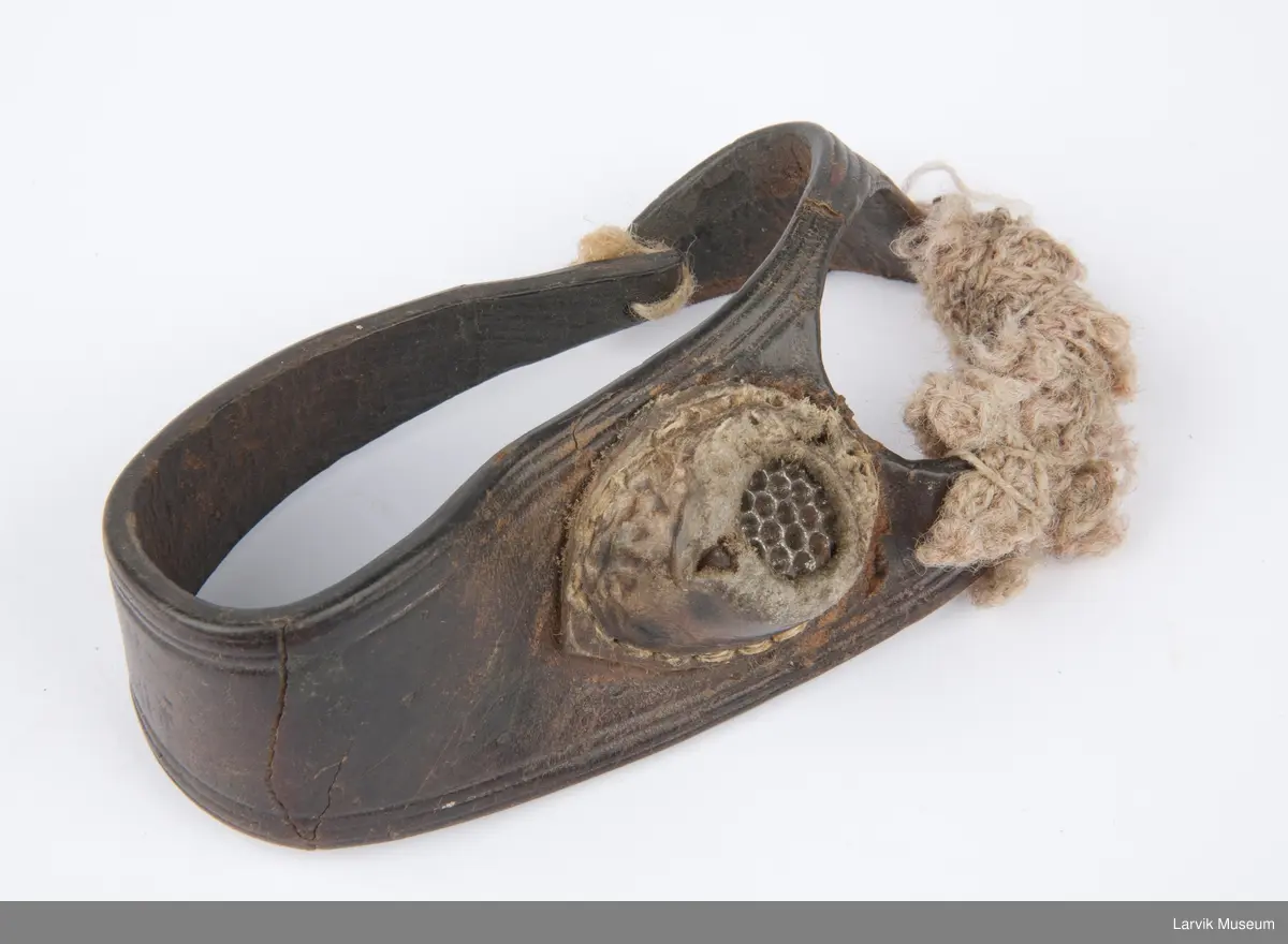 Likhanske for å sy liket til seilet. Liket er wire eller tau som syes rundt seilet så det ikke revner. Kan også brukes som alminnelig seilhanske for grov duk