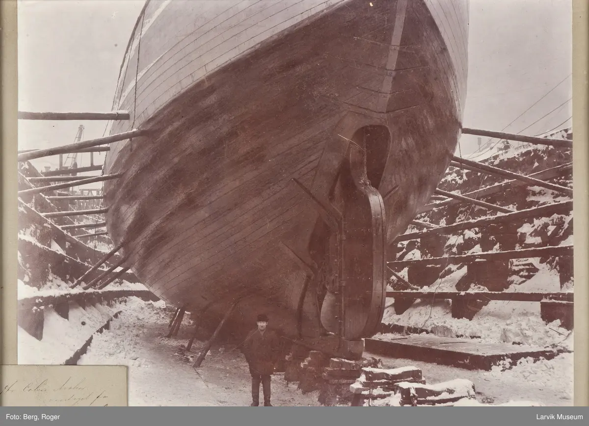 Fram under dokksetting på Akers Mekaniske Verksted i Oslo vinteren 1892-93.