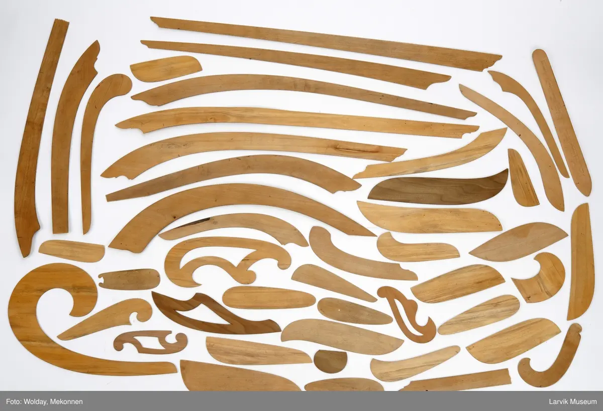 Verktøyskrin med 44 kurvlinealer i forskjellige størrelser og en primstav.