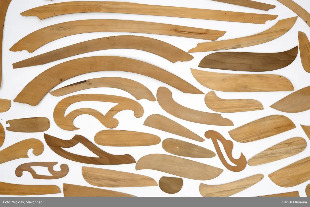 Verktøyskrin med 44 kurvlinealer i forskjellige størrelser og en primstav.