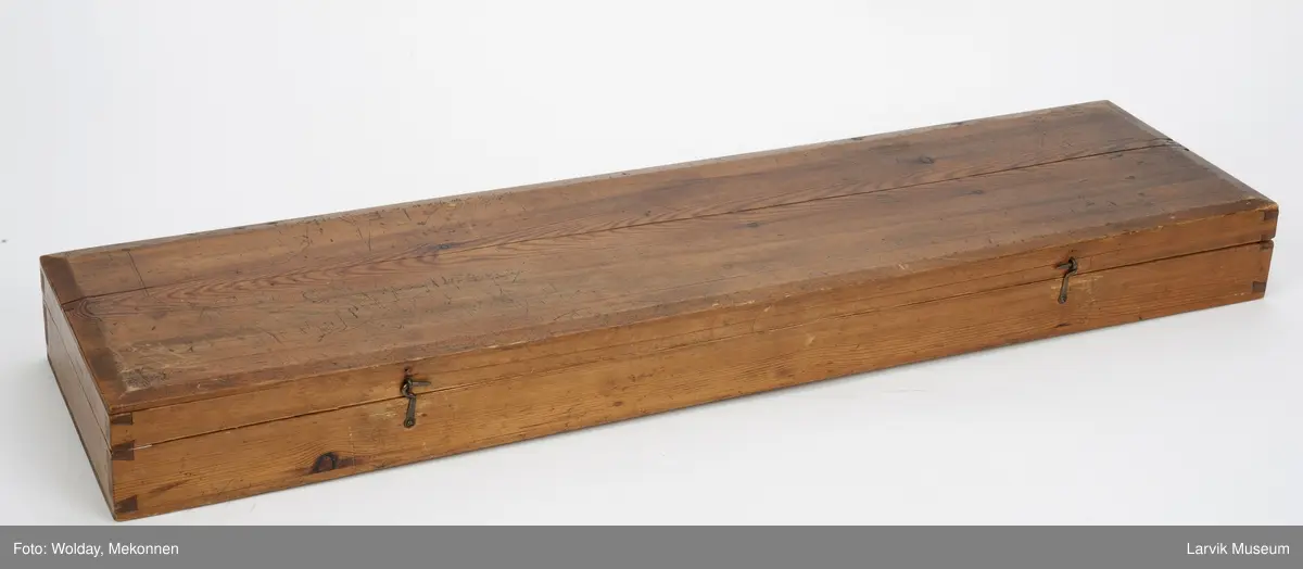 Verktøyskrin med 44 kurvlinealer i forskjellige størrelser og en primstav.