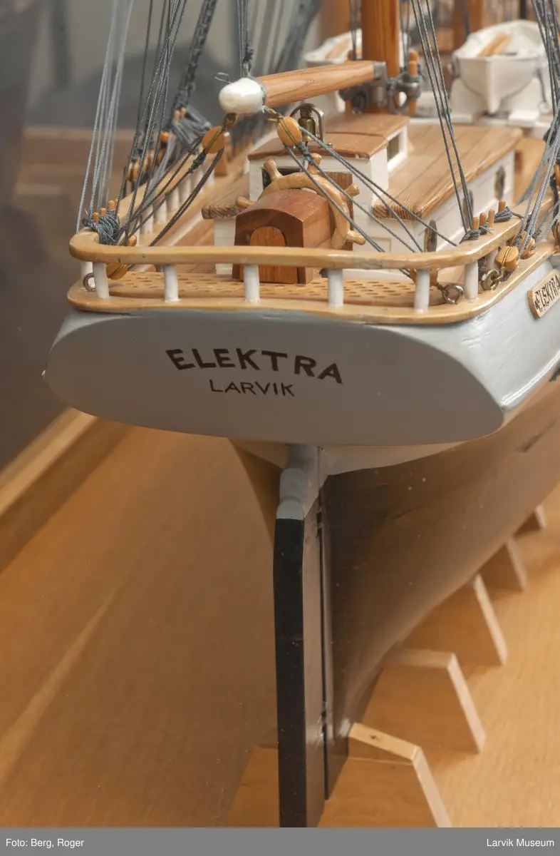 Modell i glassmonter av bark "Elektra"