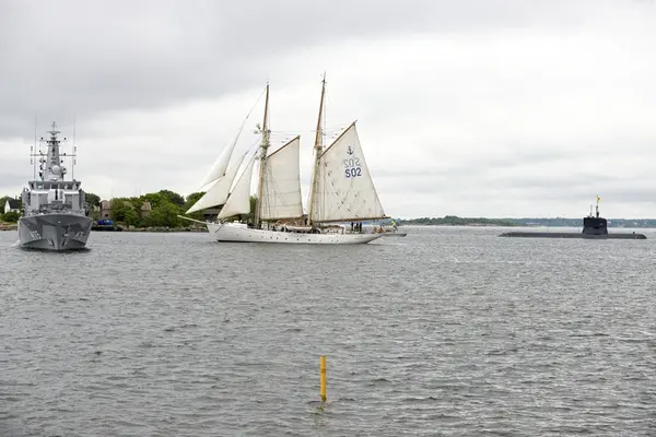 Den för specialinbjudna invigningsdagen av ubåtshallen tillh