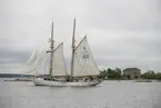 Den för specialinbjudna invigningsdagen av ubåtshallen tillhörande Marinmuseum. Skeppet FALKEN seglar vid sidan av Marinmuseum.