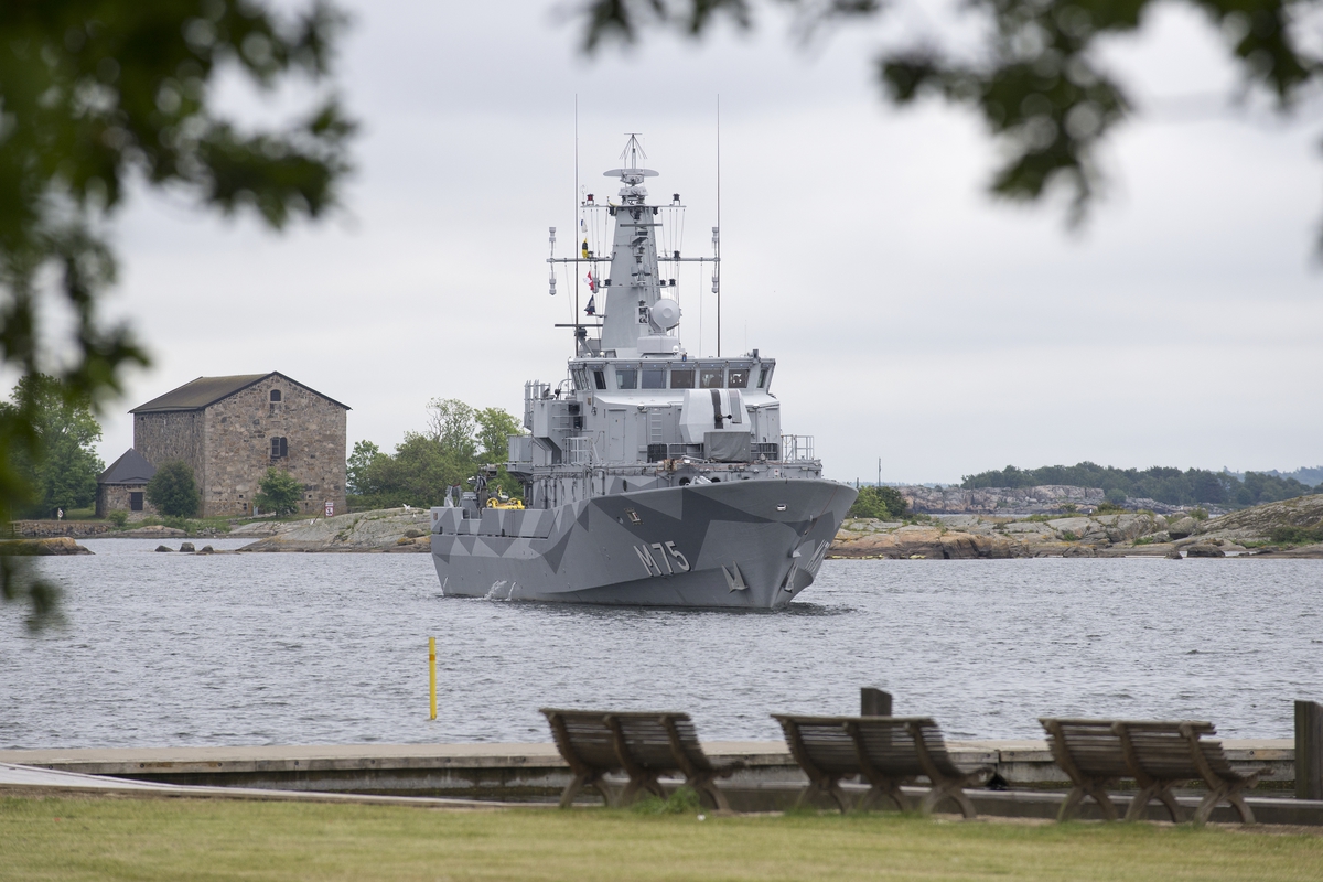 Den för specialinbjudna invigningen av ubåtshallen tillhörande Marinmuseeum. Minröjningsfartyget M75 VINGA visar upp sig bakom Marinmuseum.