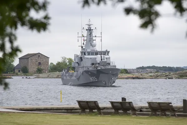 Den för specialinbjudna invigningen av ubåtshallen tillhöran