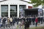 Den för specialinbjudna invigningsdagen av ubåtshallen tillhörande Marinmuseum. Överintendent Robert Olsson håller tal. Marinens musikkår meddverkar under invigningen.