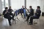 Den för specialinbjudna invigningsdagen av ubåtshallen tillhörande Marinmuseum. Marinens musikkår spelar inne i Marinmuseum.