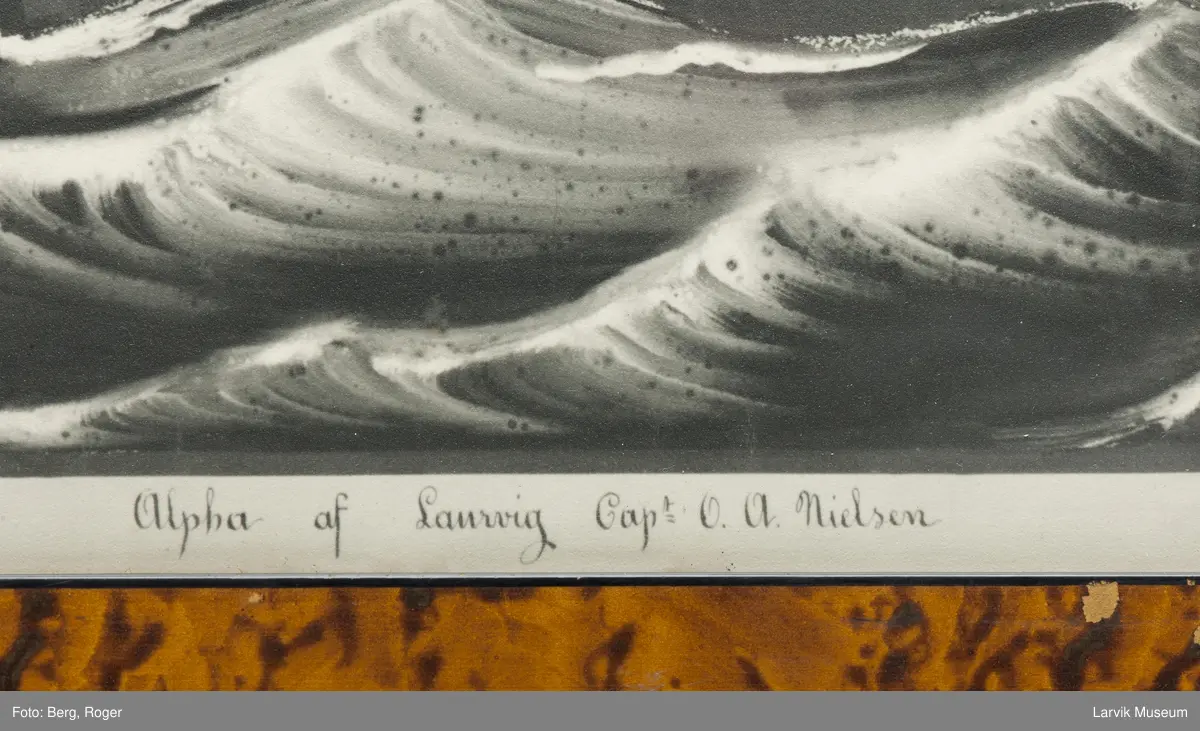 Bark Alpha av Larvik i åpen sjø. Fyrskipet West-Hinder i bakgrunnen til venstre.