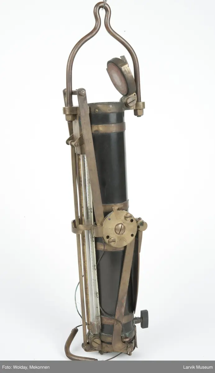 Prøvetakingsinstrument for henting av vannprøver fra havdyp, såkalt "Nansenflaske. I originalt treetui m/håndtak, Celluloidsylinder m. beslag og detaljer i messing. Mekanisme på siden til å lukke lokkene, et i hver ende av sylinderen. Oppheng til wire. Etui.
Form: Sylinder