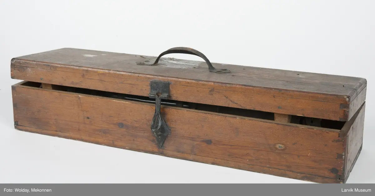 Prøvetakingsinstrument for henting av vannprøver fra havdyp, såkalt "Nansenflaske. I originalt treetui m/håndtak, Celluloidsylinder m. beslag og detaljer i messing. Mekanisme på siden til å lukke lokkene, et i hver ende av sylinderen. Oppheng til wire. Etui.
Form: Sylinder