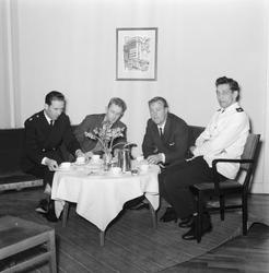 I svart uniform längst till vänster sitter Lennart Skärming 