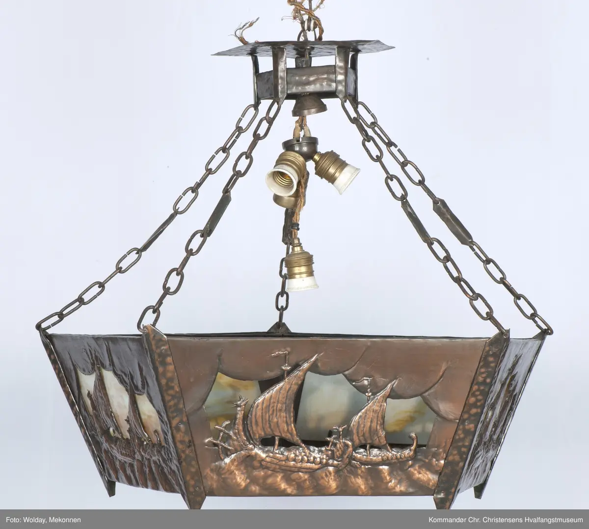 To vikingskip for fulle seil i hvert av de 5 feltene