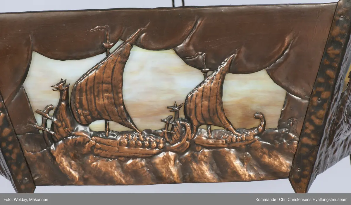 To vikingskip for fulle seil i hvert av de 5 feltene