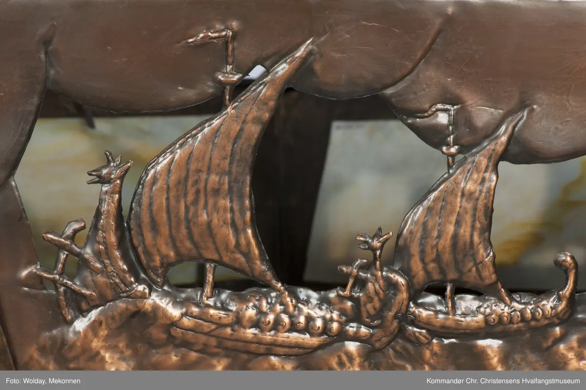 To vikingskip for fulle seil i hvert av de 5 feltene