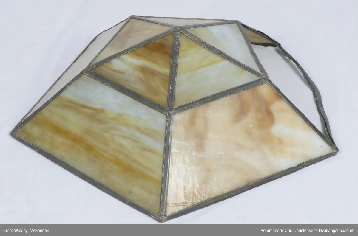 To vikingskip for fulle seil i hvert av de 5 feltene