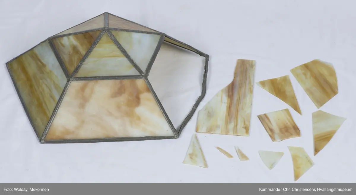 To vikingskip for fulle seil i hvert av de 5 feltene