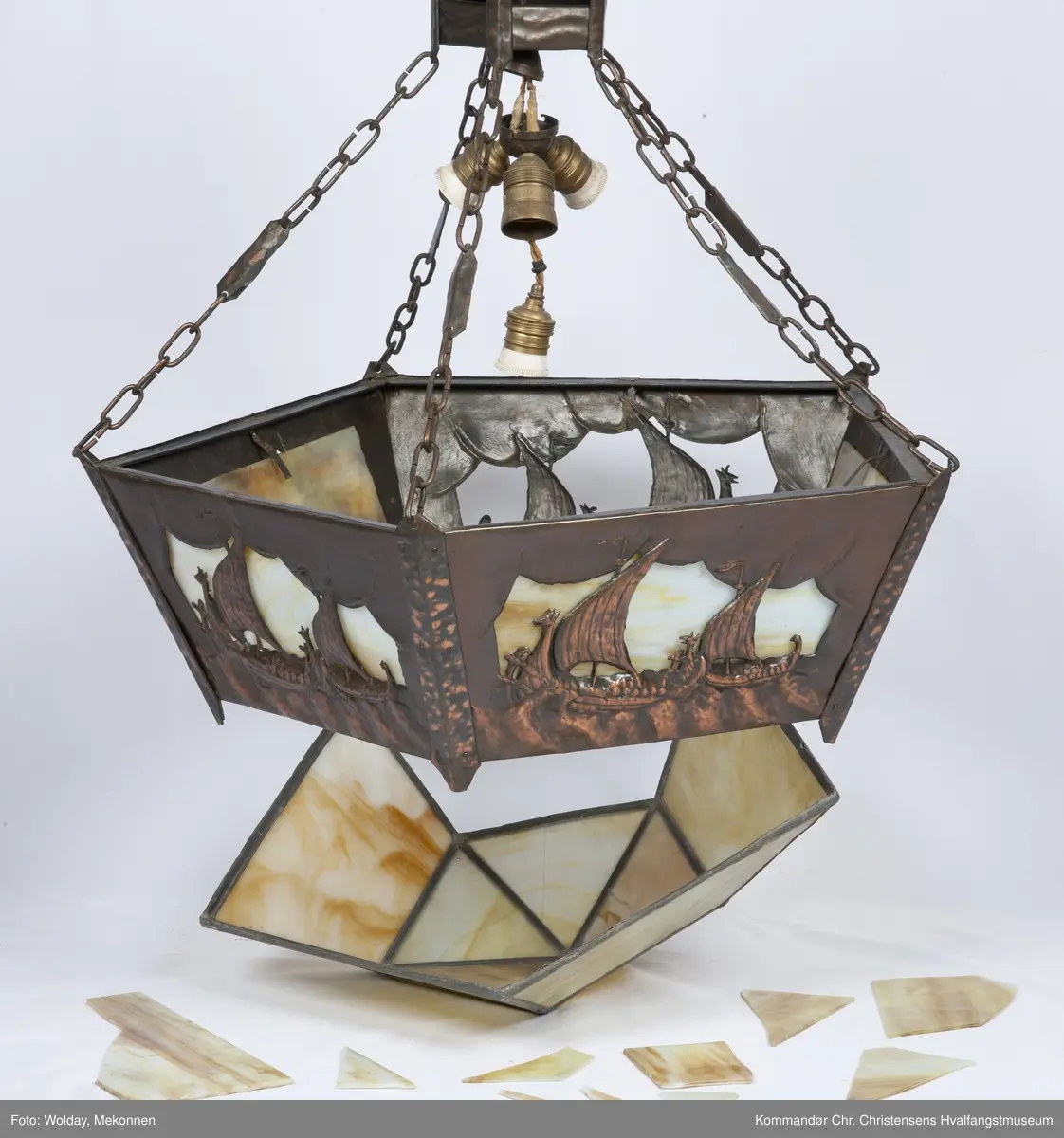 To vikingskip for fulle seil i hvert av de 5 feltene