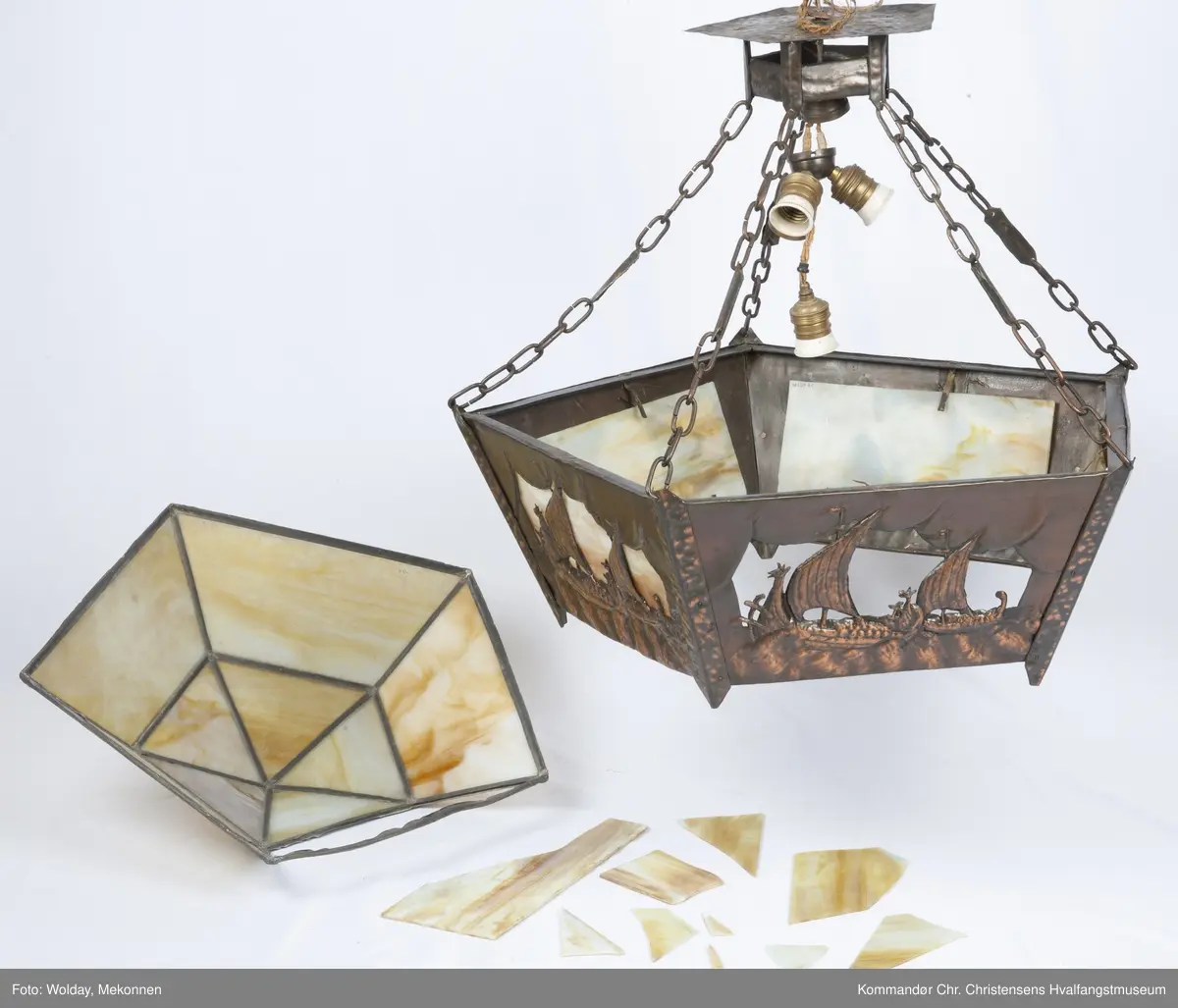 To vikingskip for fulle seil i hvert av de 5 feltene