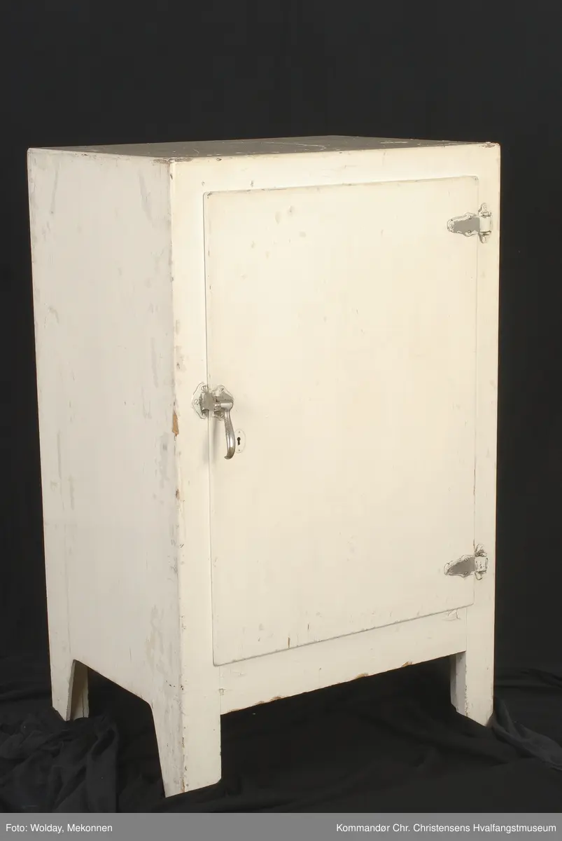 Teknikk: Påskrudde hengsler og dørhåndtak. Innv. hyller er løse. Hyllene er belagt med voks- duk som er festet med tegnestifter. Låsbart
