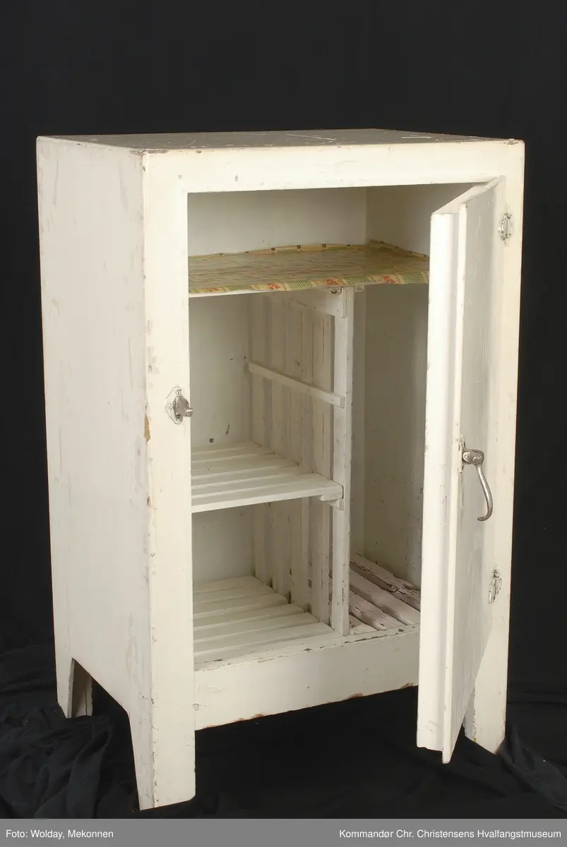 Teknikk: Påskrudde hengsler og dørhåndtak. Innv. hyller er løse. Hyllene er belagt med voks- duk som er festet med tegnestifter. Låsbart
