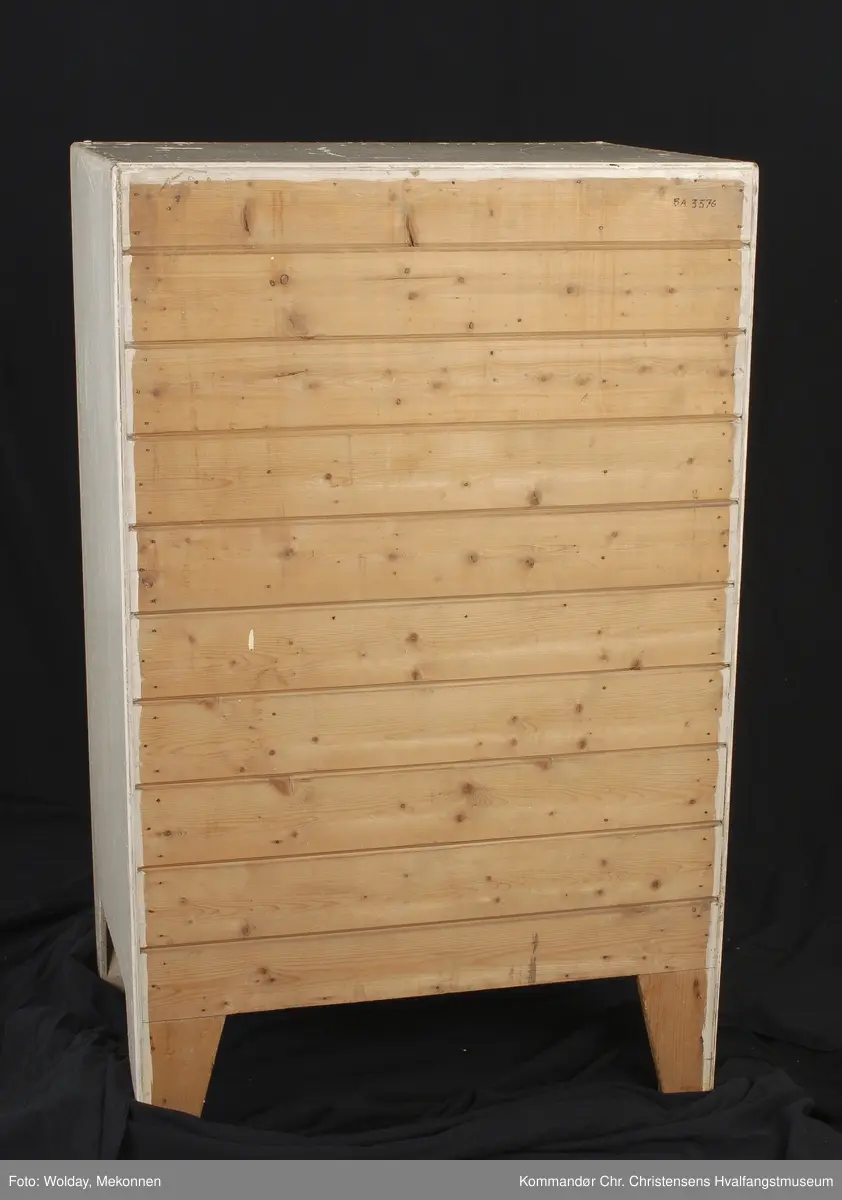 Teknikk: Påskrudde hengsler og dørhåndtak. Innv. hyller er løse. Hyllene er belagt med voks- duk som er festet med tegnestifter. Låsbart
